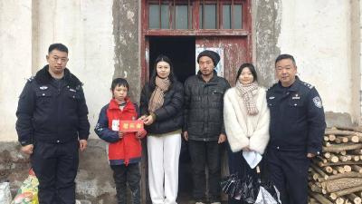 ​东巩镇：情暖寒冬 呵护成长