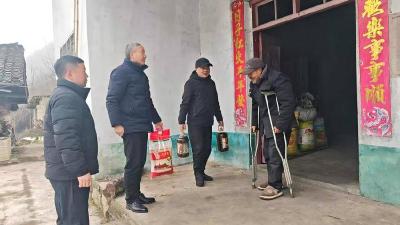 县市场监管局慰问组走访慰问薛坪镇困难群众