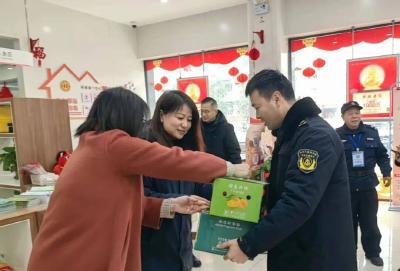 工行南漳县支行开展迎新春送温暖活动