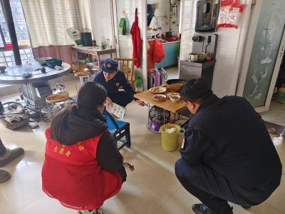 县消防救援局开展“消防进家　平安过冬”消防安全宣传活动