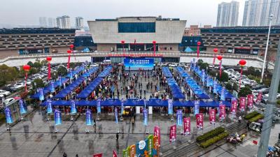 “春风”吹到家门口　12000多个岗位助力群众就业  