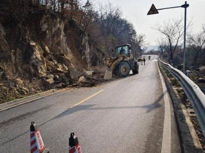 县公路中心快速清除国道塌方