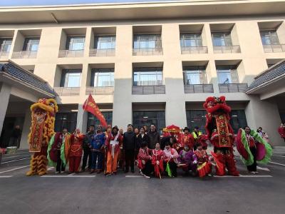 肖堰镇举办“旱船踏春·灯谜竞猜”元宵节民俗巡演活动