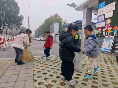 城关中心幼儿园开展学雷锋环保实践活动