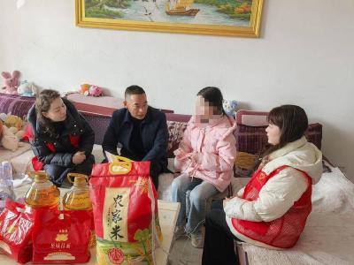 玉印社区：学雷锋暖心行 关爱到家送温情
