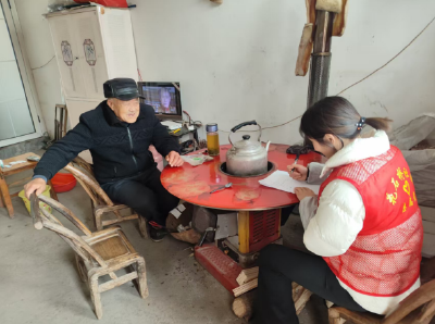 花石桥社区：贴心代办高龄补贴　温情守护独居老人