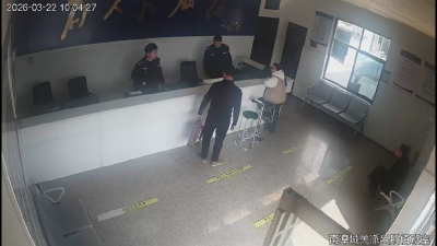 刺猬误闯猪圈　警民携手放归  