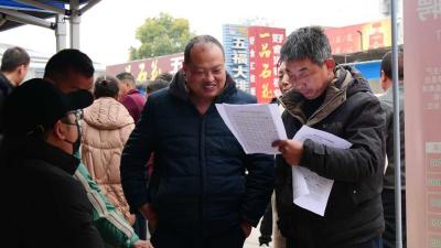 县人社局：“春风行动”架桥梁　送岗下乡显担当  