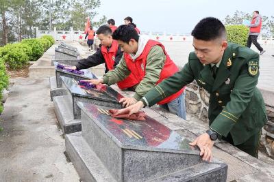 老兵学雷锋　清扫陵园慰忠魂