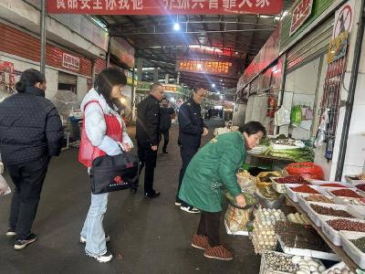 我县多部门联动治理整顿环境卫生