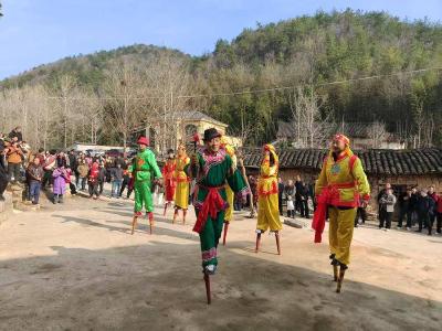东巩镇：非遗高跷闹元宵 古村民俗春意浓