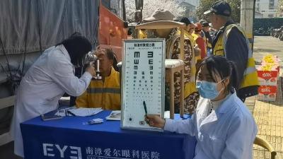 县总工会开展“为环卫工人守护健康”慰问活动