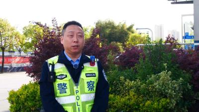 交警处理事故有温度　市民赠送锦旗点赞  