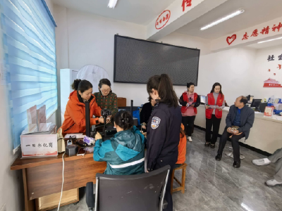 水镜庄社区联合多部门开展身份证换领及反诈宣传便民活动