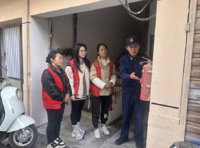 苗圃社区联合消防部门为老人送上“平安礼”