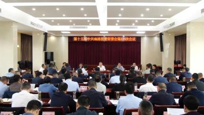 陈栋主持召开县委常委会会议 研究部署当前重点工作