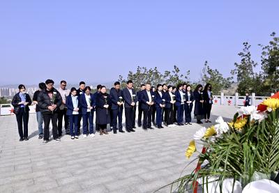 湖北东方明珠酒业销售公司开展清明祭英烈活动