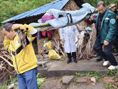 肖堰镇中心卫生院：冒雨徒步进山　守护百岁老人生命安全