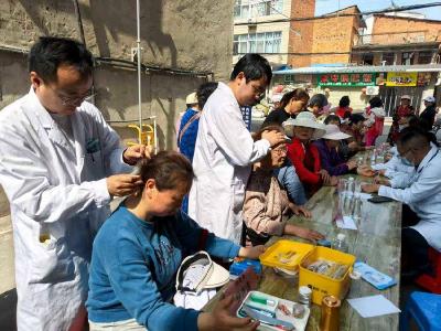 ​和平桥社区开展爱国卫生月公益义诊活动
