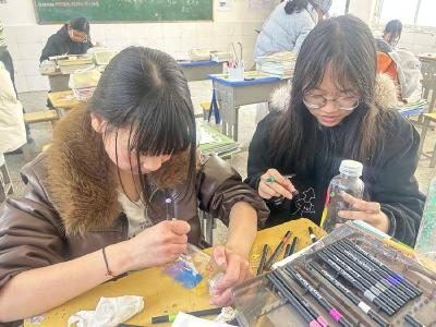 李庙镇闫坪中学开展创意瓶绘实践活动
