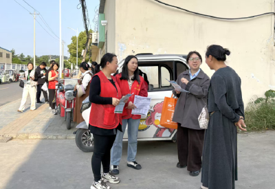 花石桥社区开展小额保险宣传服务活动