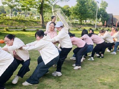 县第三幼儿园开展户外趣味团建活动