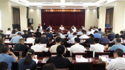 陈栋主持召开县委常委会会议 研究部署当前重点工作 