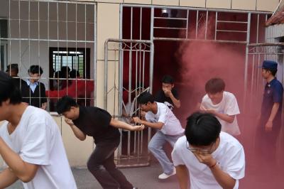 县职教中心举行消防安全疏散演练  