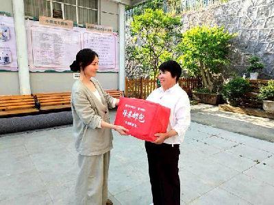 县烟草专卖局开展“母亲邮包困境关怀”公益活动 