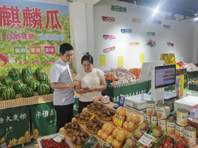 南漳农商行文笔峰支行：小“码”牌引活水 优服务暖商圈 