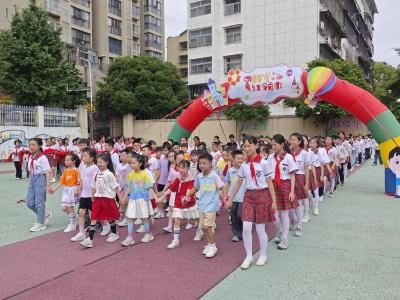 南漳县卞和小学举行少先队新队员入队仪式 
