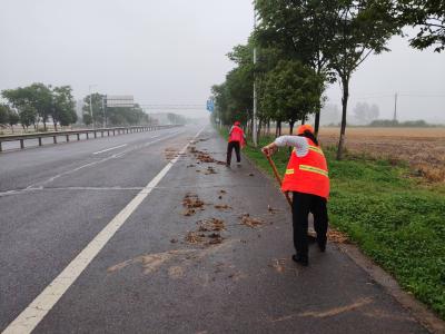 县公路中心：加大公路清扫力度　全力护航“三夏”生产  