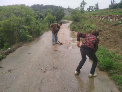 南漳县花石桥村：暴雨过后清淤忙 干群同心保通畅 