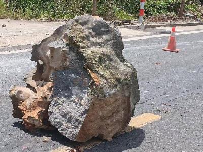 ​县公路中心紧急清理省道上滚落的巨石