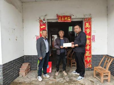 南漳县东巩镇上门为新兵家庭悬挂光荣牌 
