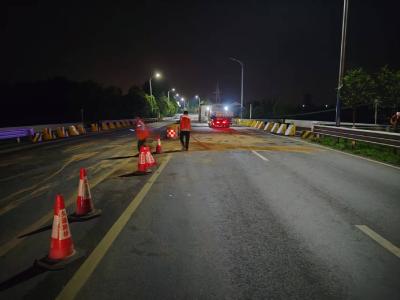 县公路中心深夜除险保畅通  