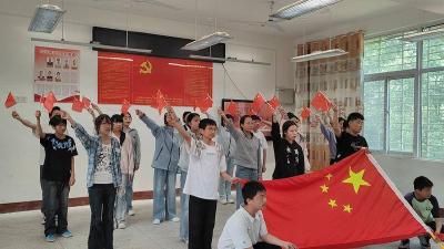 李庙镇闫坪中学：红歌润童心 合唱展风采