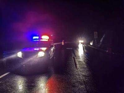多部门暴雨夜联动抢通塌方路  
