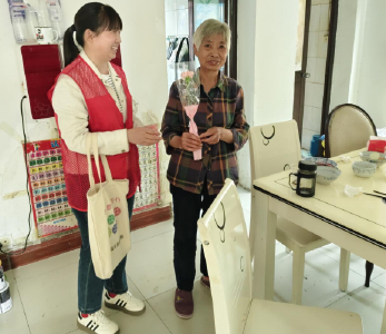 凤凰山社区：花香送祝福　感恩母亲节