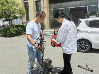 爱心人士向县残联捐赠轮椅牵引车头  