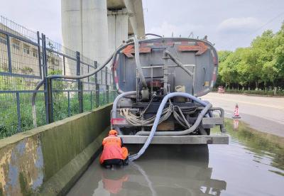 ​县公路中心紧急处置强降雨路面积水