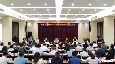 陈栋主持召开县委常委会会议 研究部署当前重点工作