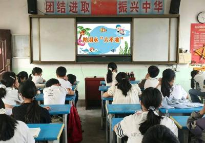 南漳县双坪中学：班会讲透“六不准” 展板绘出“安全图” 