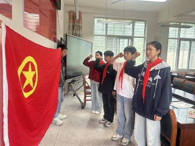 南漳县闫坪中学举行新团员入团宣誓仪式 