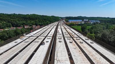 平宜高速襄阳段二标段八都河大桥进入路面施工阶段  
