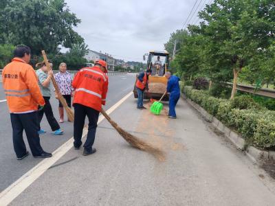 县公路中心：整治打场晒粮　确保道路畅通  