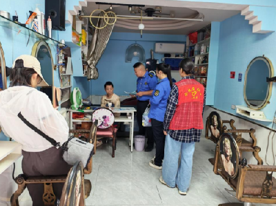 南漳县水镜庄社区开展垃圾分类入户宣传活动 