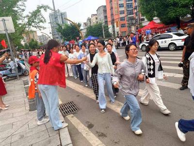 南漳县玉印社区：爱心送水助高考 温情护航筑梦路 