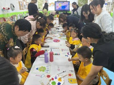 南漳县长坪镇幼儿园：色彩撞满怀 童心绘出来 