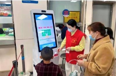 南漳县人民医院：党旗引领“志愿红” 当好群众“贴心人” 